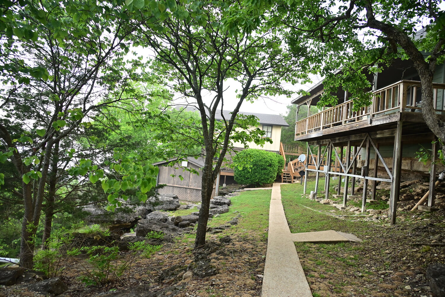 Row of cabins with private decks lining the edge of the bluff