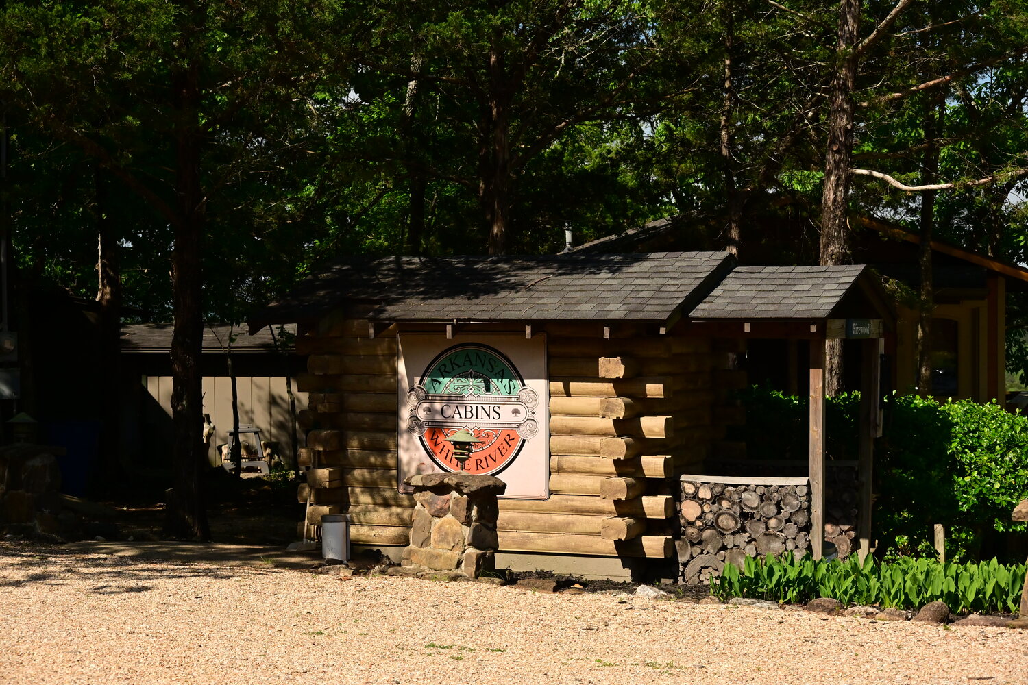 The log entrance shelter and welcome sign at White River Cabins